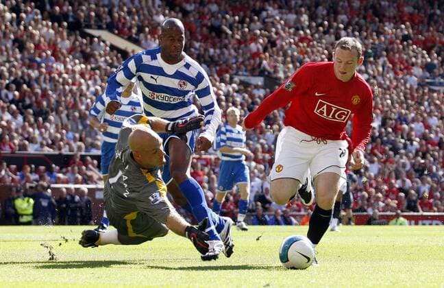 Wayne Rooney (Manchester City, re.) gegen Torwart Marcus Hahnemann und Michael Duberry (beide Reading) - EDITORIAL USE ONLY. No use with unauthorised audio, video, data, fixture lists, club league logos or live services. Online in-match use limited to 120 images, no video emulation. No use in betting, games or single club league player publications. Fußball Herren English Premier League 2007 2008, 1. Englische Liga, Manchester United - Reading FC 0:0, ManU Gruppe Manchester Dynamik, Fußball Herren English Premier League 2007 2008, 1. Englische Liga, Manchester United - Reading FC 0:0, ManU Gruppe Manchester Dynamik,
