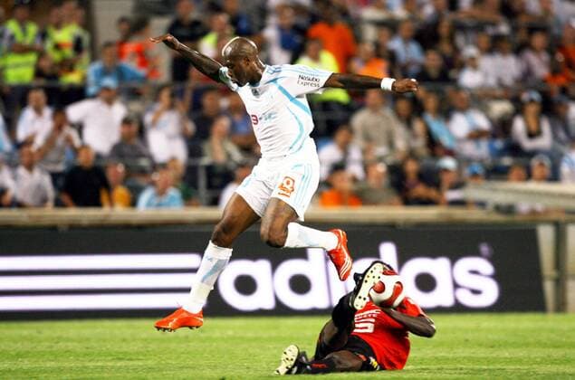 Djibril Cisse (Marseille) im Duell - (pan21639) Fußball Herren Ligue 1 2007 2008, 1. Französische Liga, Olympique de Marseille - Stade Rennais 0:0, OM, Rennes Gruppe Marseille Dynamik, Kampf, Fußball Herren Ligue 1 2007 2008, 1. Französische Liga, Olympique de Marseille - Stade Rennais 0:0, OM, Rennes Gruppe Marseille Dynamik, Kampf,
