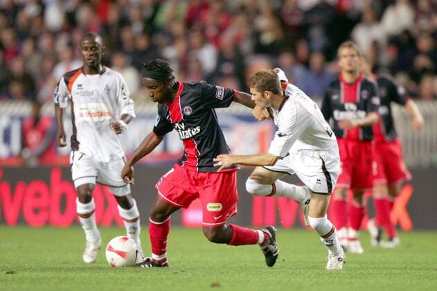 Peguy Luyindula (Paris St. Germain, li.) gegen Christophe Jallet (Lorient) - (pan21690) Fußball Herren Ligue 1 2007 2008, 1. Französische Liga, FC Paris Saint Germain - FC Lorient 1:3, PSG Gruppe Paris Dynamik, Kampf, Fußball Herren Ligue 1 2007 2008, 1. Französische Liga, FC Paris Saint Germain - FC Lorient 1:3, PSG Gruppe Paris Dynamik, Kampf,