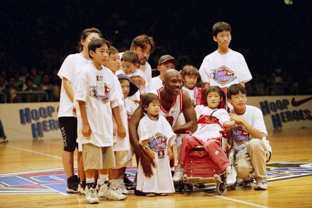 Michael Jordan (USA Chicago Bulls) präsentiert sich während der Nike Hoop Heroes 1996 mit einer Gruppe von Kindern - (200601191836337) Basketball Herren Nike Hoop Heroes 1996, NBA, Sponsorentermin, Promotion; PR, Werbung, Promotiontermin Totale o0 Japan Asien Yokohama Basketball Herren Nike Hoop Heroes 1996, NBA, Sponsorentermin, Promotion; PR, Werbung, Promotiontermin Totale o0 Japan Asien Yokohama