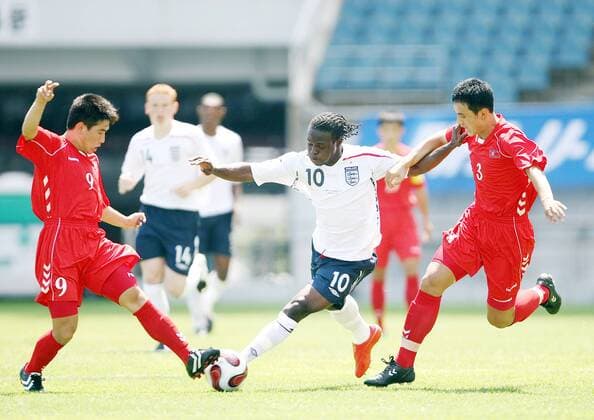 Victor Moses (England U17, Mitte) gegen Sang Chol Ri (li.) und Hyong Mu Ri (beide Nordkorea U17) Fußball Länderspiel Herren U17 Weltmeisterschaft 2007, U 17, Junioren, Nationalteam, Nationaltrikot, Nordkorea - England 1:1, Gruppe o0 2007 Seogwipo, Jeju Dynamik, Fußball Länderspiel Herren U17 Weltmeisterschaft 2007, U 17, Junioren, Nationalteam, Nationaltrikot, Nordkorea - England 1:1, Gruppe o0 2007 Seogwipo, Jeju Dynamik,