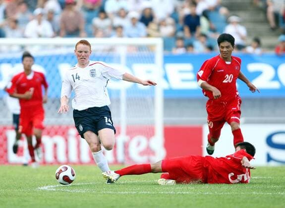 Michael Woods (England U17, li.) gegen Chol Ryong Kang (u.) und Jin Hyok O (re., beide Nordkorea U17) Fußball Länderspiel Herren U17 Weltmeisterschaft 2007, U 17, Junioren, Nationalteam, Nationaltrikot, Nordkorea - England 1:1, Gruppe Seogwipo, Jeju Dynamik, Fußball Länderspiel Herren U17 Weltmeisterschaft 2007, U 17, Junioren, Nationalteam, Nationaltrikot, Nordkorea - England 1:1, Gruppe Seogwipo, Jeju Dynamik,