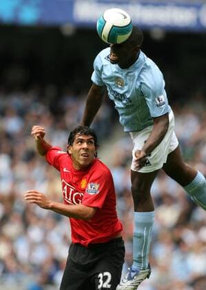 Micah Richards (Manchester City, re.) gegen Carlos Tevez (Manchester United) - Fußball Herren English Premier League 2007 2008, 1. Englische Liga, Manchester City - Manchester United 1:0, ManU Gruppe Manchester Dynamik, Höhe, Fußball Herren English Premier League 2007 2008, 1. Englische Liga, Manchester City - Manchester United 1:0, ManU Gruppe Manchester Dynamik, Höhe,