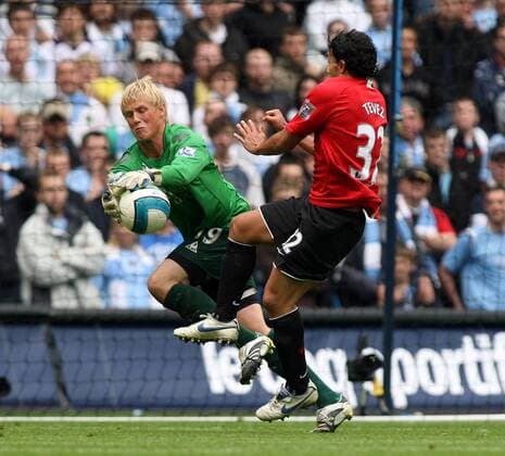 Torwart Kasper Schmeichel (Manchester City) gegen Carlos Tevez (Manchester United) - Fußball Herren English Premier League 2007 2008, 1. Englische Liga, Manchester City - Manchester United 1:0, Vdig Gruppe Derby, Lokalderby, Ortsderby, Stadtderby Manchester Dynamik, Abwehr, Fußball Herren English Premier League 2007 2008, 1. Englische Liga, Manchester City - Manchester United 1:0, Vdig Gruppe Derby, Lokalderby, Ortsderby, Stadtderby Manchester Dynamik, Abwehr,