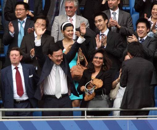 Teameigner Thaksin Shinawatra (Manchester City Thailand, vorn 2.v.li.) jubelt mit seiner Gattin Pojaman (2.v.re.) auf der Tribüne - Fußball Herren English Premier League 2007 2008, 1. Englische Liga, Manchester City, Vdig Gruppe Manchester Freude, Begeisterung, Fußball Herren English Premier League 2007 2008, 1. Englische Liga, Manchester City, Vdig Gruppe Manchester Freude, Begeisterung,