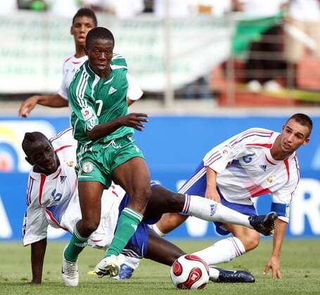 King Osanga (Nigeria U17, Mitte) gegen Said Mehamha (re.) und Mamadou Sakho (beide Frankreich U17) Fußball Länderspiel Herren U 17 WM 2007, U17, Junioren, Nationalteam, Nationaltrikot, Nigeria - Frankreich 2:1 Gruppe Gwangyang Dynamik, Fußball Länderspiel Herren U 17 WM 2007, U17, Junioren, Nationalteam, Nationaltrikot, Nigeria - Frankreich 2:1 Gruppe Gwangyang Dynamik,