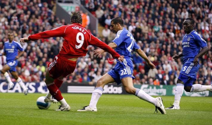 Fernando Torres (Liverpool, li.) trifft gegen Tal Ben Haim (Chelsea) zum 1:0 - EDITORIAL USE ONLY. No use with unauthorised audio, video, data, fixture lists, club league logos or live services. Online in-match use limited to 120 images, no video emulation. No use in betting, games or single club league player publications. Fußball Herren English Premier League 2007 2008, 1. Englische Liga, Liverpool FC - Chelsea FC London Gruppe Liverpool Dynamik, Fußball Herren English Premier League 2007 2008, 1. Englische Liga, Liverpool FC - Chelsea FC London Gruppe Liverpool Dynamik,