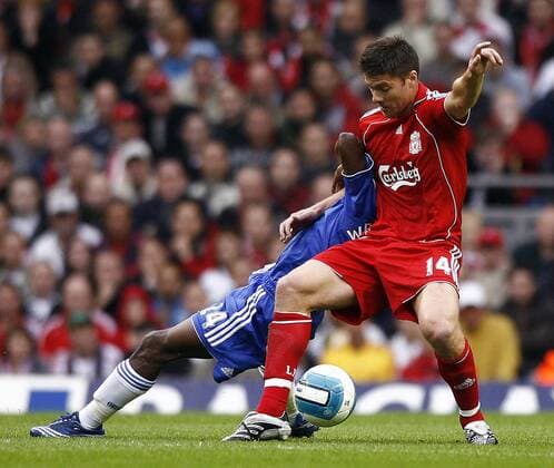 Xabi Alonso (Liverpool, re.) gegen Shaun Wright Phillips (Chelsea) - EDITORIAL USE ONLY. No use with unauthorised audio, video, data, fixture lists, club league logos or live services. Online in-match use limited to 120 images, no video emulation. No use in betting, games or single club league player publications. Fußball Herren English Premier League 2007 2008, 1. Englische Liga, FC Liverpool - Chelsea FC London 1:1, Vdig Gruppe Liverpool Dynamik, Kampf, Fußball Herren English Premier League 2007 2008, 1. Englische Liga, FC Liverpool - Chelsea FC London 1:1, Vdig Gruppe Liverpool Dynamik, Kampf,