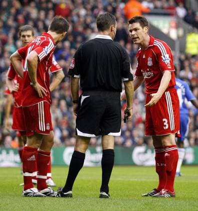 Steve Finnan (re.) und Xabi Alonso (beide Liverpool, li.) beschweren sich bei Schiedsrichter Rob Styles (England) - EDITORIAL USE ONLY. No use with unauthorised audio, video, data, fixture lists, club league logos or live services. Online in-match use limited to 120 images, no video emulation. No use in betting, games or single club league player publications. Fußball Herren English Premier League 2007 2008, 1. Englische Liga, FC Liverpool, Vdig Gruppe Liverpool Spannung, Fußball Herren English Premier League 2007 2008, 1. Englische Liga, FC Liverpool, Vdig Gruppe Liverpool Spannung,