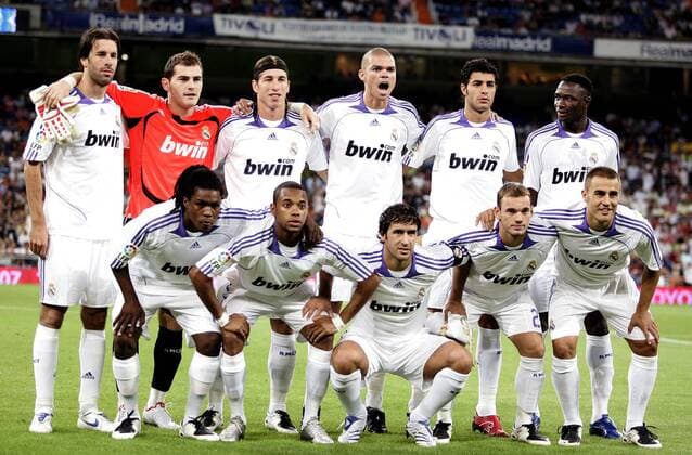 Mannschaftsbild Real Madrid, hi.v.li.: Ruud van Nistelrooy, Torwart Iker Casillas, Sergio Ramos, Pepe, Miguel Torres und Mahamadou Diarra; Vorn: Royston Drenthe, Robinho, Raul Gonzalez, Wesley Sneijder und .... - (pan21731) Fußball Herren Supercopa 2007, Spanischer Supercup, Endspiel, Finale, Primera Division 2007 2008, 1. Spanische Liga Totale Madrid Fußball Herren Supercopa 2007, Spanischer Supercup, Endspiel, Finale, Primera Division 2007 2008, 1. Spanische Liga Totale Madrid