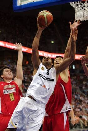 Ademola Okulaja (Deutschland, Mitte) - Korbleger gegen Zhu Fangyu (li.) und Yi Jianlian (beide China) Basketball Länderspiel Herren Länderspiel 2007, Freundschaftsspiel, Test, Testspiel, Nationalmannschaft, Deutschland - China 76:71 Gruppe Mannheim Dynamik, Kampf, Basketball Länderspiel Herren Länderspiel 2007, Freundschaftsspiel, Test, Testspiel, Nationalmannschaft, Deutschland - China 76:71 Gruppe Mannheim Dynamik, Kampf,