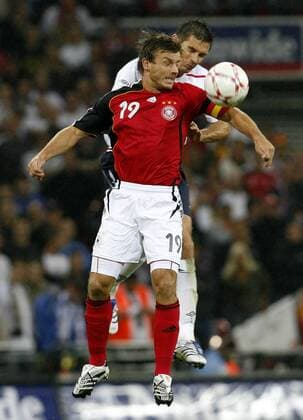 Bernd Schneider (Deutschland, vorn) gegen Frank Lampard (England) Fußball Länderspiel Herren Freundschaftsspiel 2007, Test, Testspiel, Nationalteam, Nationaltrikot, England - Deutschland 1:2 Gruppe London Dynamik, Höhe, Kampf, Fußball Länderspiel Herren Freundschaftsspiel 2007, Test, Testspiel, Nationalteam, Nationaltrikot, England - Deutschland 1:2 Gruppe London Dynamik, Höhe, Kampf,