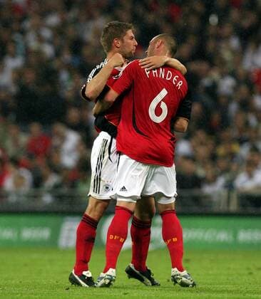 Thomas Hitzlsperger (li.) und Christian Pander (beide Deutschland) - Torjubel - Fußball Länderspiel Herren Freundschaftsspiel 2007, Test, Testspiel, Nationalmannschaft, Nationaltrikot Gruppe London Freude, Fußball Länderspiel Herren Freundschaftsspiel 2007, Test, Testspiel, Nationalmannschaft, Nationaltrikot Gruppe London Freude,