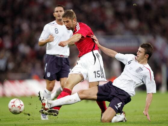Thomas Hitzlsperger (Deutschland, li.) gegen Michael Carrick (England) Fußball Herren Freundschaftsspiel 2007, Test, Testspiel, Nationalteam, Nationaltrikot, England - Deutschland 1:2 Gruppe o0 Länderspiel London Dynamik, Kampf, Fußball Herren Freundschaftsspiel 2007, Test, Testspiel, Nationalteam, Nationaltrikot, England - Deutschland 1:2 Gruppe o0 Länderspiel London Dynamik, Kampf,