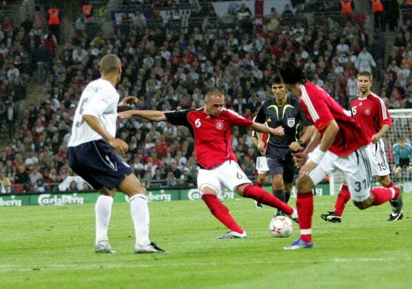 Christian Pander (Deutschland, Mitte) zieht ab und trifft zum 2:1, daneben Rio Ferdinand (England, li.) und Kevin Kuranyi (Deutschland) Fußball Herren Freundschaftsspiel 2007, Test, Testspiel, Nationalteam, Nationaltrikot, England - Deutschland 1:2 Gruppe o0 Länderspiel London Dynamik, Fußball Herren Freundschaftsspiel 2007, Test, Testspiel, Nationalteam, Nationaltrikot, England - Deutschland 1:2 Gruppe o0 Länderspiel London Dynamik,