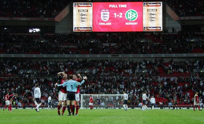 Torwart Jens Lehmann (vorn), Christoph Metzelder (re.) und Per Mertesacker (alle Deutschland) jubeln über den 2:1 Erfolg gegen England in London Fußball Länderspiel Herren Freundschaftsspiel 2007, Test, Testspiel, Nationalteam, Nationaltrikot, England - Deutschland 1:2 Totale o0 Auswärtssieg London Begeisterung, Freude, Fußball Länderspiel Herren Freundschaftsspiel 2007, Test, Testspiel, Nationalteam, Nationaltrikot, England - Deutschland 1:2 Totale o0 Auswärtssieg London Begeisterung, Freude,