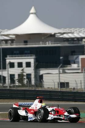 Ralf Schumacher (Deutschland Toyota) passiert in seinem Boliden das Streckengebäude auf dem Istanbul Otodrom Motorsport Grand Prix Herren Großer Preis der Türkei 2007, Formel 1 Weltmeisterschaft, F1, F, GP, WM Einzelbild Istanbul Motorsport Grand Prix Herren Großer Preis der Türkei 2007, Formel 1 Weltmeisterschaft, F1, F, GP, WM Einzelbild Istanbul