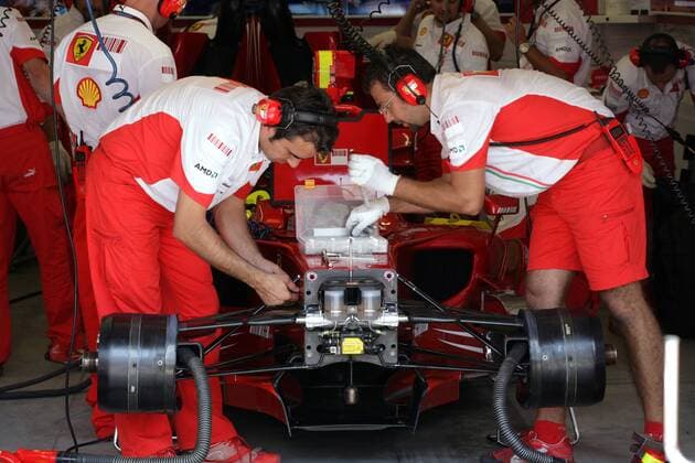 Ferrari Mechaniker reparieren die Vorderradaufhängung eines Boliden Motorsport Grand Prix Herren Großer Preis der Türkei 2007, Formel 1 Weltmeisterschaft, F1, F, GP, WM, Freies Training Gruppe Istanbul Motorsport Grand Prix Herren Großer Preis der Türkei 2007, Formel 1 Weltmeisterschaft, F1, F, GP, WM, Freies Training Gruppe Istanbul