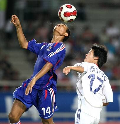 Mickael Nelson (Frankreich U17, li.) gegen Jin Hanato (Japan U17) Fußball WM Herren U17 WM 2007, U 17, Länderspiel, Junioren, Nationalteam, Nationaltrikot Gruppe Goyang City Dynamik, Fußball WM Herren U17 WM 2007, U 17, Länderspiel, Junioren, Nationalteam, Nationaltrikot Gruppe Goyang City Dynamik,