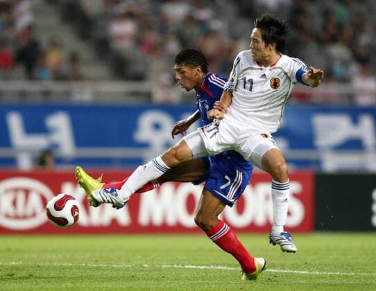 Kota Mizunuma (Japan U17, re.) gegen Yann M Vila (Frankreich U17) Fußball WM Herren U17 WM 2007, U 17, Länderspiel, Junioren, Nationalteam, Nationaltrikot Gruppe Goyang City Dynamik, Kampf, Fußball WM Herren U17 WM 2007, U 17, Länderspiel, Junioren, Nationalteam, Nationaltrikot Gruppe Goyang City Dynamik, Kampf,
