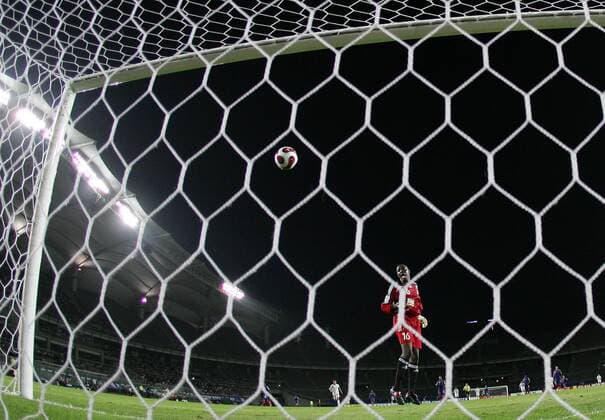Torwart Abdoulaye Keita (Frankreich U17) muss hilflos mit anschauen wie sich hinter ihm der Ball zum 0:1 ins Tor senkt Fußball WM Herren U17 WM 2007, U 17, Länderspiel, Junioren, Nationalteam, Nationaltrikot Totale Goyang City Fußball WM Herren U17 WM 2007, U 17, Länderspiel, Junioren, Nationalteam, Nationaltrikot Totale Goyang City