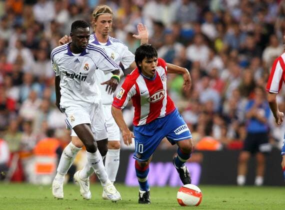 Sergio Aguero (Atletico Madrid, re.) im Duell - Fußball Herren Primera Division 2007 2008, 1. Spanische Liga, Real Madrid CF - Atletico Madrid Gruppe Derby, Lokalderby, Ortsderby, Stadtderby Madrid Dynamik, Fußball Herren Primera Division 2007 2008, 1. Spanische Liga, Real Madrid CF - Atletico Madrid Gruppe Derby, Lokalderby, Ortsderby, Stadtderby Madrid Dynamik,