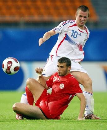 Thibaut Bourgeois (Frankreich U17, re.) gegen Sadok Arbi (Tunesien U17) Fußball WM Herren U 17 WM 2007, Junioren, Länderspiel, Nationalteam, Nationaltrikot, Achtelfinale Gruppe Changwon Dynamik, Fußball WM Herren U 17 WM 2007, Junioren, Länderspiel, Nationalteam, Nationaltrikot, Achtelfinale Gruppe Changwon Dynamik,