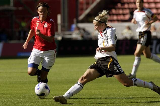 Anja Mittag (Deutschland, re.) gegen Trine Rönning (Norwegen) Fußball Länderspiel Damen Testspiel 2007, Test, Nationalteam, Nationaltrikot, Frauen, Frauenfußball Gruppe Mainz Dynamik, Fußball Länderspiel Damen Testspiel 2007, Test, Nationalteam, Nationaltrikot, Frauen, Frauenfußball Gruppe Mainz Dynamik,