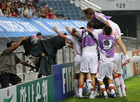 Schlußjubel Spanien U 17 - die Spieler und Reservisten jubeln direkt in die Kamera Fußball Länderspiel Herren U17 WM 2007, Nationalmannschaft, Nationaltrikot, Junioren, Viertelfinale Gruppe Jeju Begeisterung, Freude, Fußball Länderspiel Herren U17 WM 2007, Nationalmannschaft, Nationaltrikot, Junioren, Viertelfinale Gruppe Jeju Begeisterung, Freude,
