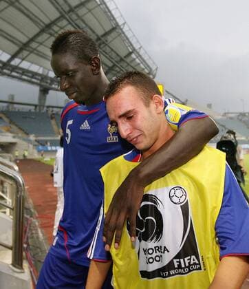 Mamadou Sakho (li.) tröstet den enttäuschten Said Mehamha (beide Frankreich U 17) Fußball Länderspiel Herren U17 WM 2007, Nationalmannschaft, Nationaltrikot, Junioren, Viertelfinale Gruppe Jeju Harmonie, Enttäuschung, Verzweiflung, Fußball Länderspiel Herren U17 WM 2007, Nationalmannschaft, Nationaltrikot, Junioren, Viertelfinale Gruppe Jeju Harmonie, Enttäuschung, Verzweiflung,