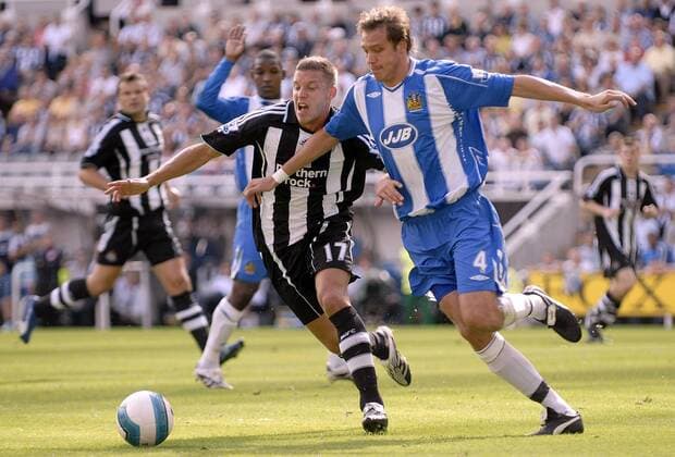 Alan Smith (Newcastle, li.) gegen Andreas Granqvist (Wigan) - EDITORIAL USE ONLY. No use with unauthorised audio, video, data, fixture lists, club league logos or live services. Online in-match use limited to 120 images, no video emulation. No use in betting, games or single club league player publications. Fußball Herren English Premier League 2007 2008, 1. Englische Liga, Newcastle United - Wigan Athletic 1:0 Gruppe Newcastle Dynamik, Fußball Herren English Premier League 2007 2008, 1. Englische Liga, Newcastle United - Wigan Athletic 1:0 Gruppe Newcastle Dynamik,