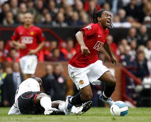 Anderson (Manchester United, re.) gegen Dwight Yorke (Sunderland) - EDITORIAL USE ONLY. No use with unauthorised audio, video, data, fixture lists, club league logos or live services. Online in-match use limited to 120 images, no video emulation. No use in betting, games or single club league player publications. Fußball Herren English Premier League 2007 2008, 1. Englische Liga, Manchester United - AFC Sunderland 1:0, ManU,FC Gruppe Manchester Dynamik, Fußball Herren English Premier League 2007 2008, 1. Englische Liga, Manchester United - AFC Sunderland 1:0, ManU,FC Gruppe Manchester Dynamik,