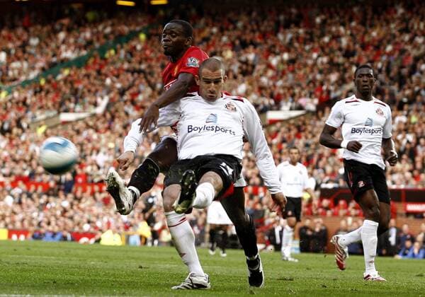 Danny Higginbotham (Sunderland, vorn) gegen Louis Saha (Manchester United) - EDITORIAL USE ONLY. No use with unauthorised audio, video, data, fixture lists, club league logos or live services. Online in-match use limited to 120 images, no video emulation. No use in betting, games or single club league player publications. Fußball Herren English Premier League 2007 2008, 1. Englische Liga, Manchester United - AFC Sunderland 1:0, ManU,FC Gruppe Manchester Dynamik, Kampf, Fußball Herren English Premier League 2007 2008, 1. Englische Liga, Manchester United - AFC Sunderland 1:0, ManU,FC Gruppe Manchester Dynamik, Kampf,