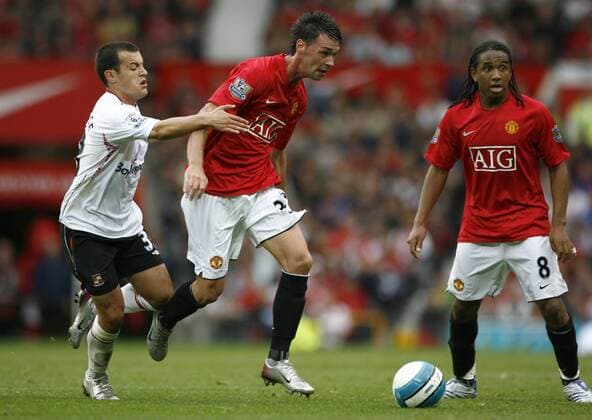 Chris Eagles (Manchester United, Mitte) gegen Ross Wallace (Sunderland, li.) - EDITORIAL USE ONLY. No use with unauthorised audio, video, data, fixture lists, club league logos or live services. Online in-match use limited to 120 images, no video emulation. No use in betting, games or single club league player publications. Fußball Herren English Premier League 2007 2008, 1. Englische Liga, Manchester United - AFC Sunderland 1:0, ManU,FC Gruppe Manchester Dynamik, Fußball Herren English Premier League 2007 2008, 1. Englische Liga, Manchester United - AFC Sunderland 1:0, ManU,FC Gruppe Manchester Dynamik,