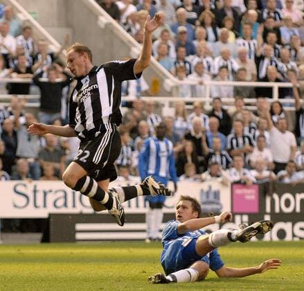Nicky Butt (Newcastle, li.) gegen Andreas Granqvist (Wigan) - EDITORIAL USE ONLY. No use with unauthorised audio, video, data, fixture lists, club league logos or live services. Online in-match use limited to 120 images, no video emulation. No use in betting, games or single club league player publications. Fußball Herren English Premier League 2007 2008, 1. Englische Liga, Newcastle United - Wigan Athletic 1:0 Gruppe Newcastle Dynamik, Fußball Herren English Premier League 2007 2008, 1. Englische Liga, Newcastle United - Wigan Athletic 1:0 Gruppe Newcastle Dynamik,
