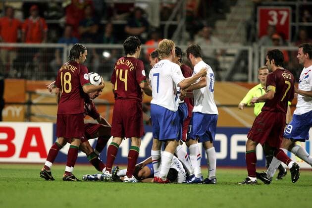 John Heitinga (Niederlande, Mitte) liegt verletzt am Boden, daneben Maniche (li.), Nuno Valente (beide Portugal, 2.v.li.) , Dirk Kuyt (3.v.li.), Rafael van der Vaart (beide Niederlande, 4.v.li.) und Luis Figo (Portugal) - Fußball Länderspiel Herren WM 2006, Nationalmannschaft, Nationaltrikot, Achtelfinale, Portugal - Niederlande 1:0 Gruppe Nürnberg Fußball Länderspiel Herren WM 2006, Nationalmannschaft, Nationaltrikot, Achtelfinale, Portugal - Niederlande 1:0 Gruppe Nürnberg