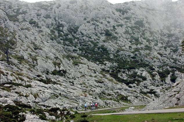 Teilnehmer der 4. Etappe der Vuelta 2007 inmitten des imposanten Bergmassivs der spanischen Pyrenäen - Radsport Herren 62. Vuelta a Espana 2007, Spanienrundfahrt, ProTour, Straßenradsport, Straße, Rad Totale 4. Etappe: Langreo - Lagos de Covadonga Radsport Herren 62. Vuelta a Espana 2007, Spanienrundfahrt, ProTour, Straßenradsport, Straße, Rad Totale 4. Etappe: Langreo - Lagos de Covadonga