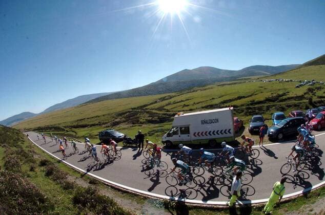 Peloton während der 5. Etappe der Vuelta 2007 - Radsport Herren 62. Vuelta a Espana 2007, Spanienrundfahrt, ProTour, Straßenradsport, Straße, Rad Totale 5. Etappe: Cangas de Onis - Reinosa Radsport Herren 62. Vuelta a Espana 2007, Spanienrundfahrt, ProTour, Straßenradsport, Straße, Rad Totale 5. Etappe: Cangas de Onis - Reinosa