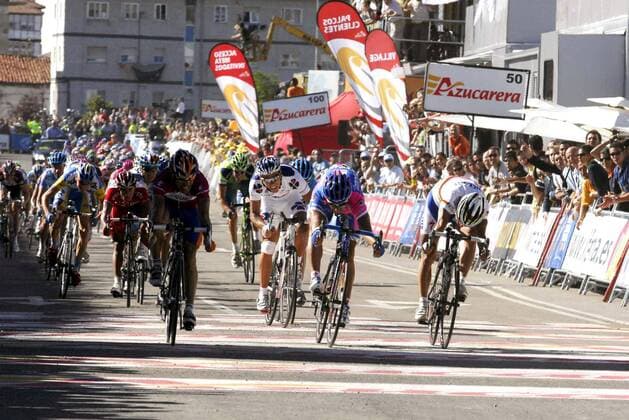 Zielsprint bei der 5. Etappe der Vuelta 2007, u.a. Oscar Freire (Spanien Rabobank, li.) - Radsport Herren 62. Vuelta a Espana 2007, Spanienrundfahrt, ProTour, Straßenradsport, Straße, Rad Gruppe 5. Etappe: Cangas de Onis - Reinosa Dynamik, Radsport Herren 62. Vuelta a Espana 2007, Spanienrundfahrt, ProTour, Straßenradsport, Straße, Rad Gruppe 5. Etappe: Cangas de Onis - Reinosa Dynamik,