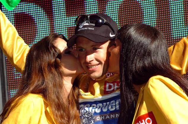Stijn Devolder (Belgien Discovery Channel) übernimmt nach der 8. Etappe das goldene Trikot des Gesamtführenden bei der Vuelta 2007 - Radsport Herren Vuelta a Espana 2007, Spanienrundfahrt, ProTour, Straßenradsport, Straße, Rad Gruppe 8.Etappe: Carinena - Saragossa Freude, Radsport Herren Vuelta a Espana 2007, Spanienrundfahrt, ProTour, Straßenradsport, Straße, Rad Gruppe 8.Etappe: Carinena - Saragossa Freude,