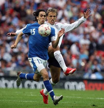 Yossi Benayoun (Israel, li.) gegen Phil Neville (England) - Fußball Länderspiel Herren EM Qualifikation 2007, Nationalmannschaft, Nationaltrikot, England - Israel 3:0 Gruppe London Dynamik, Kampf, Fußball Länderspiel Herren EM Qualifikation 2007, Nationalmannschaft, Nationaltrikot, England - Israel 3:0 Gruppe London Dynamik, Kampf,