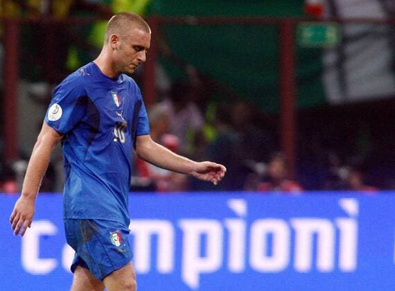 Daniele de Rossi (Italien) - Enttäuschter Abgang eines Champions - Fußball Länderspiel Herren EM Qualifikation 2007, Nationalmannschaft, Nationaltrikot, Italien Einzelbild Mailand Enttäuschung, Nachdenklichkeit, Fußball Länderspiel Herren EM Qualifikation 2007, Nationalmannschaft, Nationaltrikot, Italien Einzelbild Mailand Enttäuschung, Nachdenklichkeit,