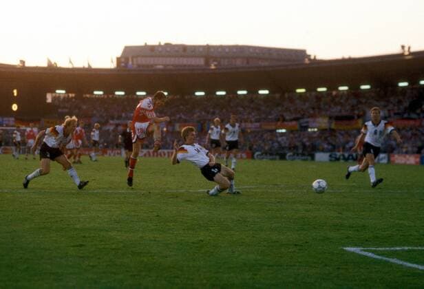 Fußball, EM Finale 1992 in Göteborg, Dänemark - Deutschland 2:0 Kim Vilfort (Dänemark, 2.v.li.) zieht ab und trifft zum 2:0, daneben kommen Andreas Brehme (li.) und Thomas Helmer (beide Deutschland, Mitte) zu spät Fußball Länderspiel Herren EM 1992, Nationalmannschaft, Nationaltrikot, Finale, Endspiel, Dänemark - Deutschland 2:0 Totale Göteborg Dynamik, Fußball Länderspiel Herren EM 1992, Nationalmannschaft, Nationaltrikot, Finale, Endspiel, Dänemark - Deutschland 2:0 Totale Göteborg Dynamik,