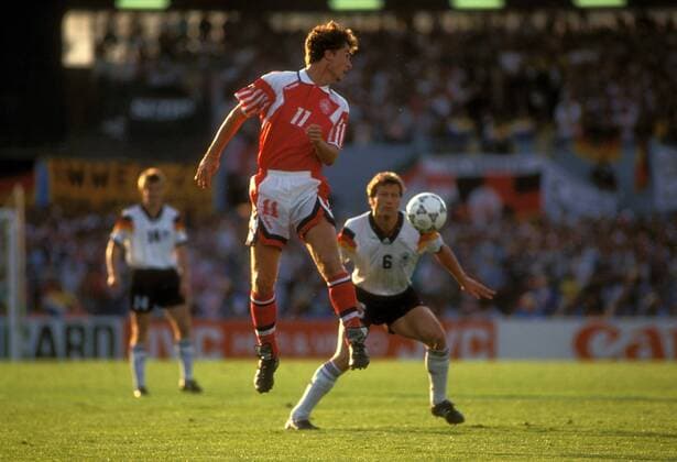 Fußball, EM Finale 1992 in Göteborg, Dänemark - Deutschland 2:0 Brian Laudrup (Dänemark, li.) am Ball, dahinter Guido Buchwald (Deutschland) Fußball Länderspiel Herren EM 1992, Nationalmannschaft, Nationaltrikot, Finale, Endspiel, Dänemark - Deutschland 2:0 Gruppe Göteborg Dynamik, Fußball Länderspiel Herren EM 1992, Nationalmannschaft, Nationaltrikot, Finale, Endspiel, Dänemark - Deutschland 2:0 Gruppe Göteborg Dynamik,