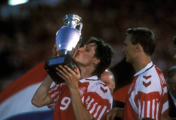 Fußball, EM Finale 1992 in Göteborg, Dänemark - Deutschland 2:0 Europameister Dänemark - Flemming Povlsen (li.) küßt der Coupe Henri Delaunay, daneben Torben Piechnik Fußball Länderspiel Herren EM 1992, Nationalmannschaft, Nationaltrikot, Finale, Endspiel Gruppe Göteborg Glück, Freude, Begeisterung, Fußball Länderspiel Herren EM 1992, Nationalmannschaft, Nationaltrikot, Finale, Endspiel Gruppe Göteborg Glück, Freude, Begeisterung,