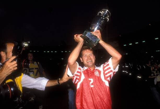 Fußball, EM Finale 1992 in Göteborg, Dänemark - Deutschland 2:0 Europameister Dänemark - John Sivebaek jubelt mit der Coupe Henri Delaunay Fußball Länderspiel Herren EM 1992, Nationalmannschaft, Nationaltrikot, Finale, Endspiel Gruppe Göteborg Glück, Freude, Begeisterung, Fußball Länderspiel Herren EM 1992, Nationalmannschaft, Nationaltrikot, Finale, Endspiel Gruppe Göteborg Glück, Freude, Begeisterung,