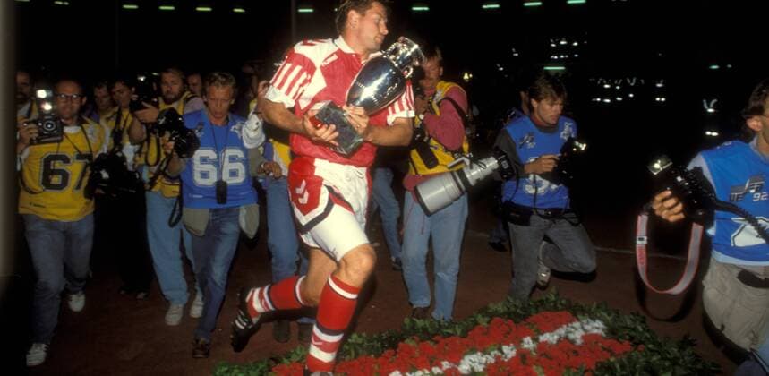 Fußball, EM Finale 1992 in Göteborg, Dänemark - Deutschland 2:0 Europameister Dänemark - John Sivebaek (Mitte) jubelt verfolgt von den Sportfotografen mit der Coupe Henri Delaunay Fußball Länderspiel Herren EM 1992, Nationalmannschaft, Nationaltrikot, Finale, Endspiel Gruppe Göteborg Dynamik, Begeisterung, Freude, Fußball Länderspiel Herren EM 1992, Nationalmannschaft, Nationaltrikot, Finale, Endspiel Gruppe Göteborg Dynamik, Begeisterung, Freude,