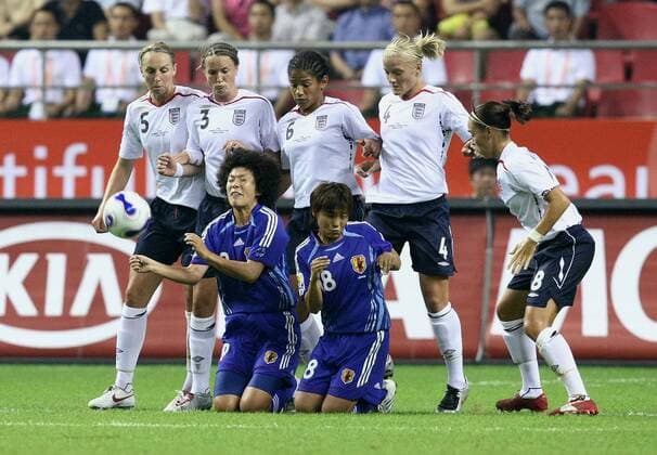 Shinobu Ohno (re.) und Eriko Arakawa (beide Japan) verwirren die Freistoßmauer aus England mit einem plötzlichen Kniefall Fußball WM Damen WM 2007, Länderspiel, Nationalteam, Nationaltrikot, Gruppe A, Frauen, Frauenfußball, Gruppe Shanghai Dynamik, Komik, Spannung, Fußball WM Damen WM 2007, Länderspiel, Nationalteam, Nationaltrikot, Gruppe A, Frauen, Frauenfußball, Gruppe Shanghai Dynamik, Komik, Spannung,