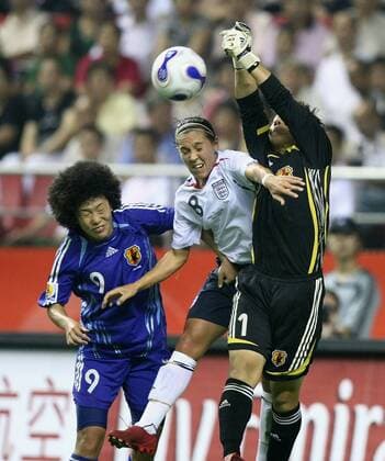 Fara Williams (England, Mitte) gegen Torfrau Miho Fukumoto (re.) und Eriko Arakawa (beide Japan) Fußball WM Damen WM 2007, Länderspiel, Nationalteam, Nationaltrikot Frauen Frauenfußball Gruppe A Japan - England 2:2 Gruppe Shanghai Dynamik, Abwehr, Fußball WM Damen WM 2007, Länderspiel, Nationalteam, Nationaltrikot Frauen Frauenfußball Gruppe A Japan - England 2:2 Gruppe Shanghai Dynamik, Abwehr,