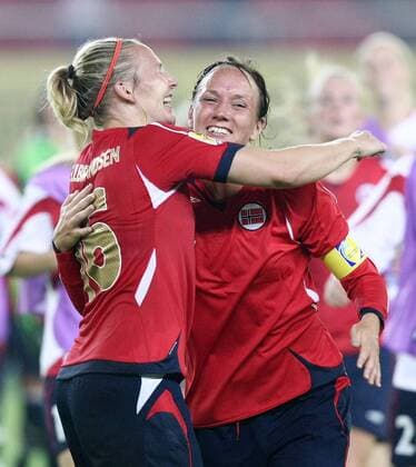 Ane Stangeland Horpestad (re.) und Ragnhild Gulbrandsen (beide Norwegen) - Torjubel Fußball Länderspiel Damen WM 2007, Frauen, Frauenfußball, Nationalmannschaft, Nationaltrikot, Gruppe C, Norwegen Gruppe Hangzhou Freude, Begeisterung, Fußball Länderspiel Damen WM 2007, Frauen, Frauenfußball, Nationalmannschaft, Nationaltrikot, Gruppe C, Norwegen Gruppe Hangzhou Freude, Begeisterung,